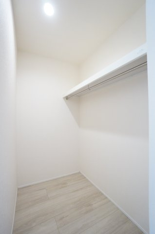 リナージュ美浜町奥田　6号棟の収納|2階のウォークインクローゼット