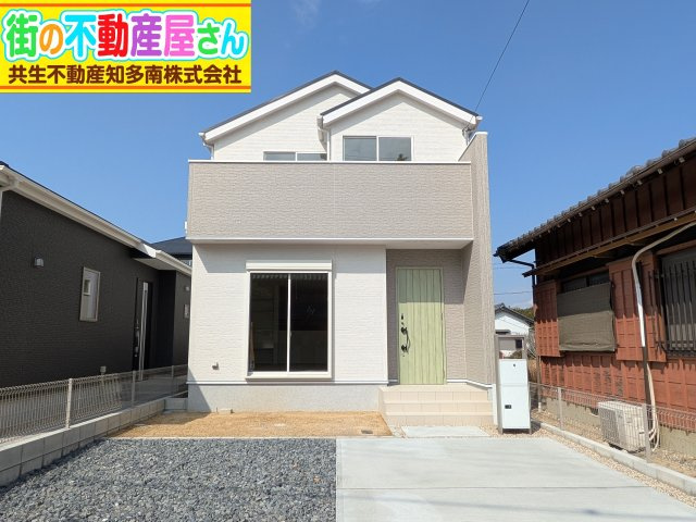 リナージュ美浜町奥田　6号棟の外観|ペパーミントグリーンの玄関扉が優しい雰囲気の6号棟。リビングの大きな窓や広いバルコニーから自然の光と風がたっぷりと入る明るく開放的な邸宅。2.5帖の書斎のある３LDK。
室内ご覧いただけます♪
