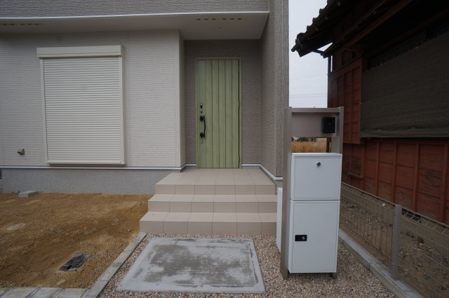 リナージュ美浜町奥田　6号棟の設備|宅配ボックス付きのポスト