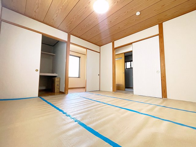 中古戸建　郡山市菜根2丁目　薫小・郡山第二中の洋室|8帖の和室は大容量の押入付き！3帖のサービスルームへも出入りが可能です！