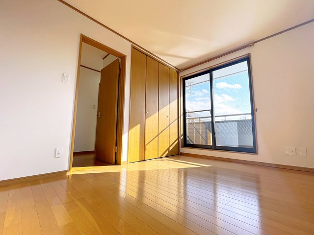 中古戸建　郡山市菜根2丁目　薫小・郡山第二中の洋室|2階の洋室6帖　こちらからバルコニーへの出入りが可能です！