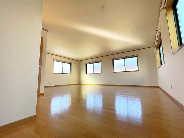 中古戸建　郡山市菜根2丁目　薫小・郡山第二中の洋室|2階20.5帖の洋室は広々開放的！「分割して2部屋にしたい」など、ぜひご相談下さい！