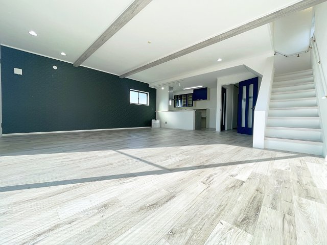 中古戸建　郡山市菜根2丁目　薫小・郡山第二中の居間・リビング|ご家族間のコミュニケーションが増えるリビング階段！