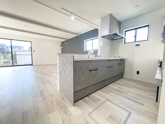 中古戸建　郡山市菜根2丁目　薫小・郡山第二中の居間・リビング|大きな窓から光が差し込み明るいリビング！