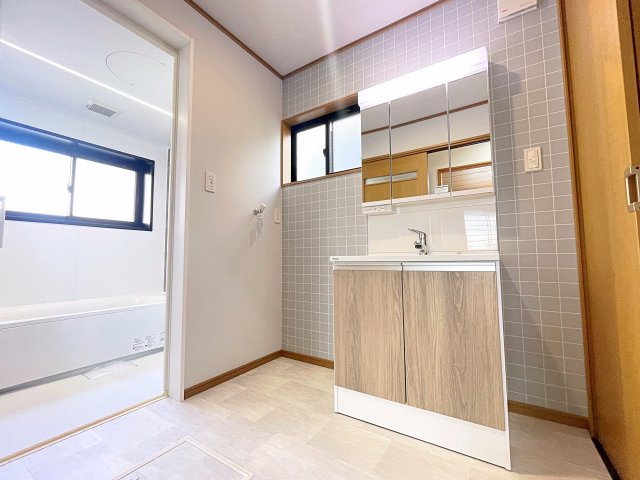 中古戸建　郡山市菜根2丁目　薫小・郡山第二中の洗面所|洗面台は交換済みです！ゆとりがあるので収納棚も設置できそうです！