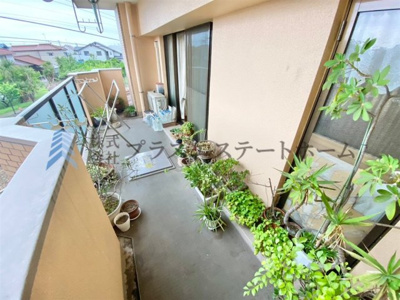 【居間・リビング】 | エメラルドマンション東加古川 | 〇人気の角部屋物件です♪
●ペット飼育♪（規約による制限有）
〇南向きにつき採光良好のあたたかいお部屋です♪
●両面バルコニーにつき通風良好です♪
〇全居室収納♪