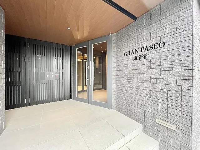 新宿区新宿６丁目の賃貸マンションのエントランス|◆築浅◆敷金礼金ゼロ＋フリーレント2ヶ月キャンペーン◆東新宿徒歩5分◆