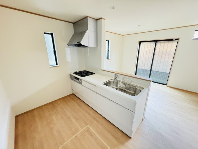 市川市本北方１丁目新築戸建【中山小学校：8分】のキッチン|広々システムキッチン・シンクの水栓には浄水器がついてます！