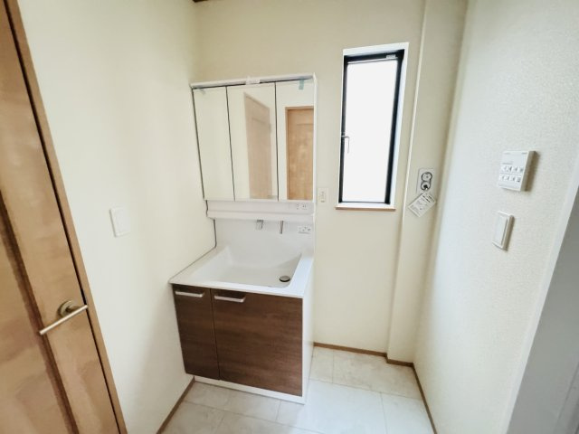 市川市本北方１丁目新築戸建【中山小学校：8分】の独立洗面台|シャワーヘッド付き三面鏡洗面化粧台