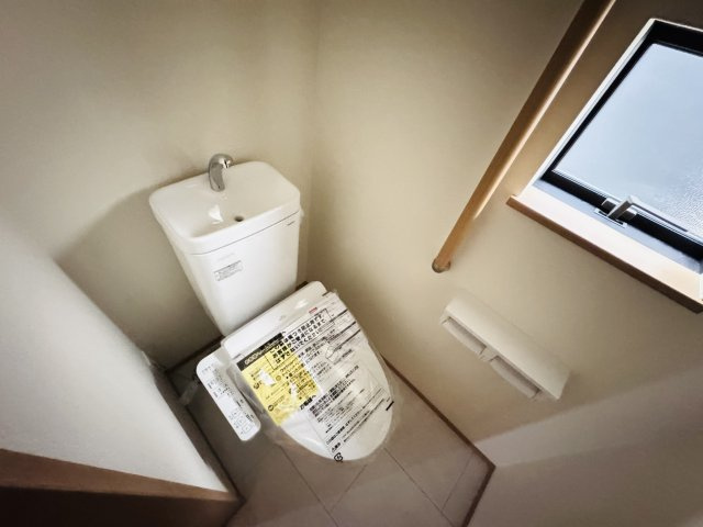 市川市本北方１丁目新築戸建【中山小学校：8分】のトイレ|温水洗浄暖房便座つきトイレ