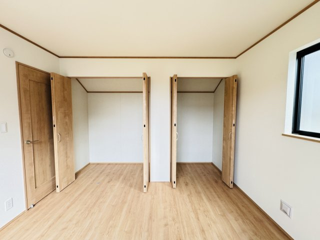 市川市本北方１丁目新築戸建【中山小学校：8分】の収納|6.56帖寝室収納・クローゼット２つでたっぷり収納♪