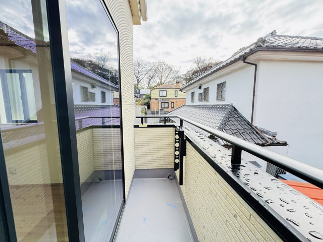 市川市本北方１丁目新築戸建【中山小学校：8分】のバルコニー|寝室前南西向きバルコニー・日当たり良好♪