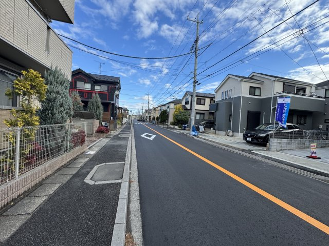 市川市本北方１丁目新築戸建【中山小学校：8分】の前面道路含む現地写真|北西側前面道路・幅員約10ｍ・歩道部分もありお子様もあんしん♪