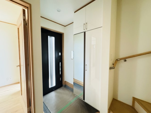市川市本北方１丁目新築戸建【中山小学校：8分】の玄関|玄関ホール・ミラー付きシューズボックス