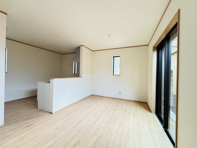 市川市本北方１丁目新築戸建【中山小学校：8分】の居間・リビング|14帖リビングダイニングキッチン