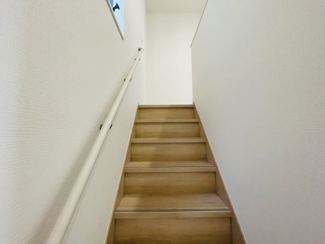 CRADLE GARDEN高浜市向山町第6｜名古屋市の戸建ならホームアップの内装|【売主施工例】安心・安全の手すり付き階段