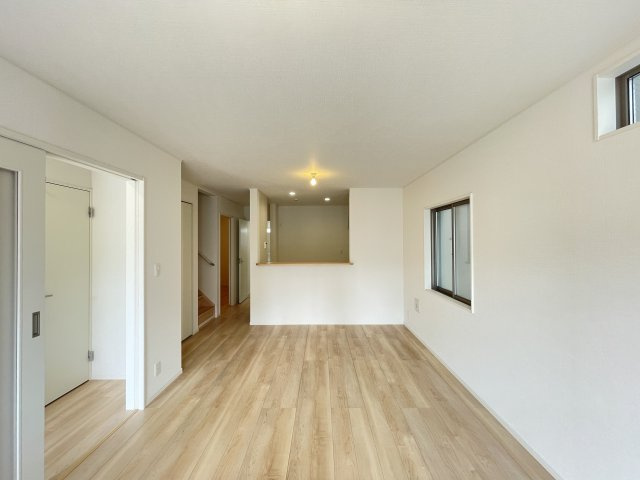 CRADLE GARDEN高浜市向山町第6｜名古屋市の戸建ならホームアップの居間・リビング|【売主施工例】南から陽射しが入り明るいリビング