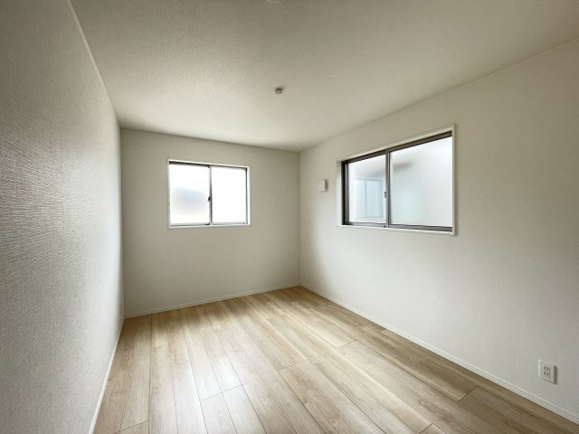 CRADLE GARDEN高浜市向山町第6｜名古屋市の戸建ならホームアップの洋室|【売主施工例】２面採光の日当りの良い洋室