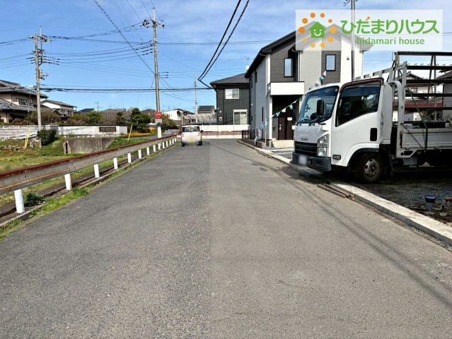ひたちなか市高場6期　新築戸建　2号棟の前面道路含む現地写真|前面道路幅7ｍ☆車の出入りもラクラクできちゃいます(^^♪