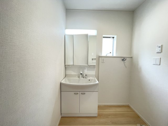 CRADLE GARDEN高浜市向山町第6｜名古屋市の戸建ならホームアップの独立洗面台|【売主施工例】三面鏡で朝の身支度に最適