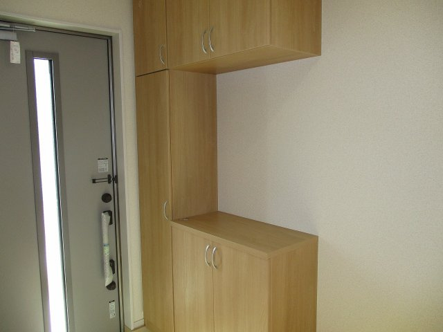 CRADLE GARDEN高浜市向山町第6｜名古屋市の戸建ならホームアップの玄関|【売主施工例】収納力あるシューズボックス付き