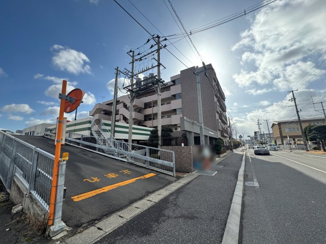 想定年間賃料150万　想定利回り8.33％　鉄骨鉄筋コンクリート造の外観