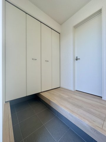 中央区舞阪町舞阪　第1　2号棟の玄関|家族全員分の靴をしっかり収納できる、使い勝手の良い玄関です。