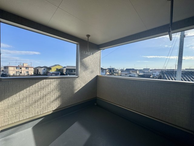 中央区舞阪町舞阪　第1　2号棟のバルコニー|屋根付きなので急な雨でも洗濯物が濡れにくいのが魅力です。風も抜けるので、乾きやすさもポイントです。