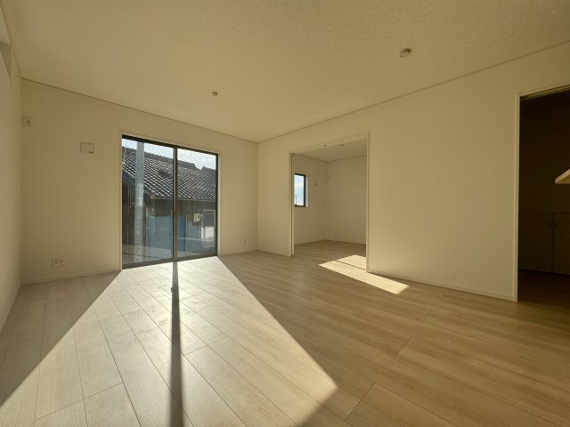 中央区舞阪町舞阪　第1　2号棟の居間・リビング|大きな窓から光が差し込み、明るく心地よいリビングです。