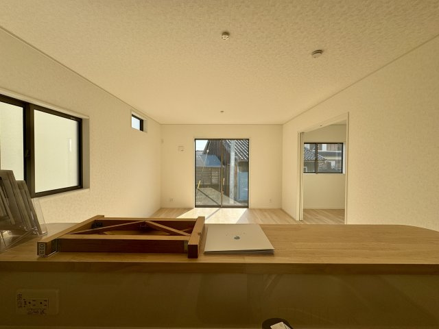 中央区舞阪町舞阪　第1　2号棟の居間・リビング|キッチンからリビング全体を見渡せる、開放感のある間取りです。