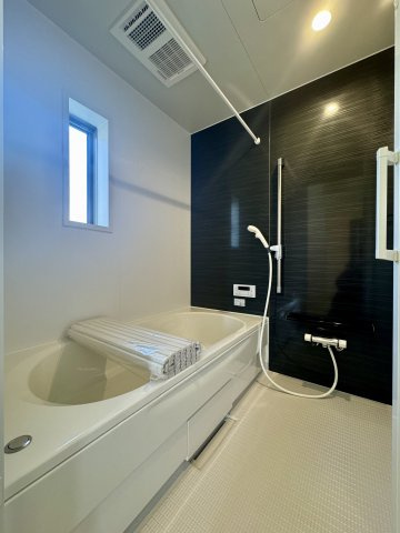 中央区舞阪町舞阪　第1　2号棟の浴室|シックなアクセントパネルが、毎日のバスタイムを心地よい時間にしてくれます。