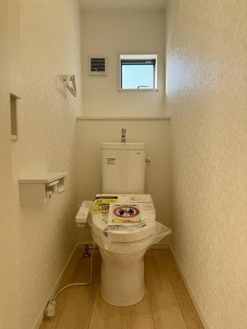 中央区舞阪町舞阪　第1　2号棟のトイレ|明るくすっきりとした、清潔感のあるトイレ空間です。窓付きなので、自然換気ができて快適にお使いいただけます。