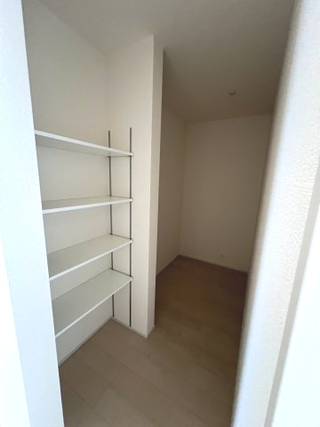 あきる野市引田　新築戸建全1棟の収納|キッチンの後ろには大容量のパントリー付き！！食品や日用品のストック、普段使わない調理家電など置場に困りません♪