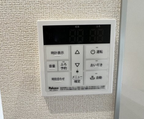 あきる野市引田　新築戸建全1棟の防犯設備|【給湯器リモコン】ボタンひとつで給湯から追い焚きまで！らくらくのフルオートバス付き