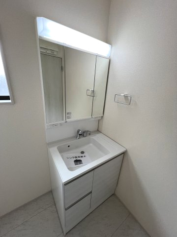 あきる野市引田　新築戸建全1棟の独立洗面台|身だしなみを整えやすく、収納たっぷりの三面鏡付洗面化粧台☆
