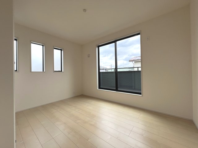 あきる野市引田　新築戸建全1棟の洋室|【洋室3】バルコニーに面した明るい室内♪