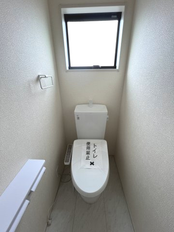 あきる野市引田　新築戸建全1棟のトイレ|2階温水シャワートイレ