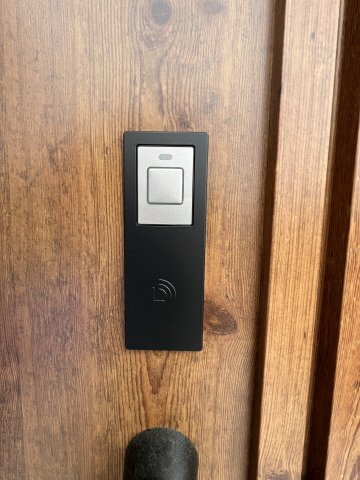 あきる野市引田　新築戸建全1棟の防犯設備|スマートキーはドアに触れるだけで解錠可能なので、かいもの重い荷物を持っているときでも、簡単に玄関ドアを開けられるので便利です☆