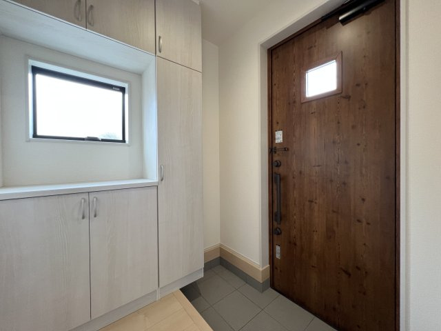 あきる野市引田　新築戸建全1棟のその他|窓付きの明るい玄関♪