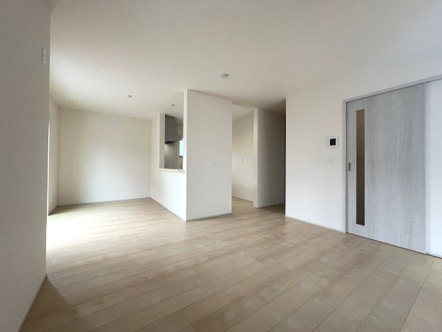 あきる野市引田　新築戸建全1棟の居間・リビング|どんなインテリアもOK！シンプルな造り、お好きなインテリアも選びたいですね。