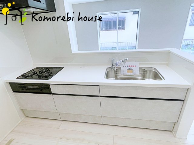 上尾市瓦葺　02期　新築一戸建て　リナージュ　01のキッチン|コンパクトなキッチンで掃除もラクラク