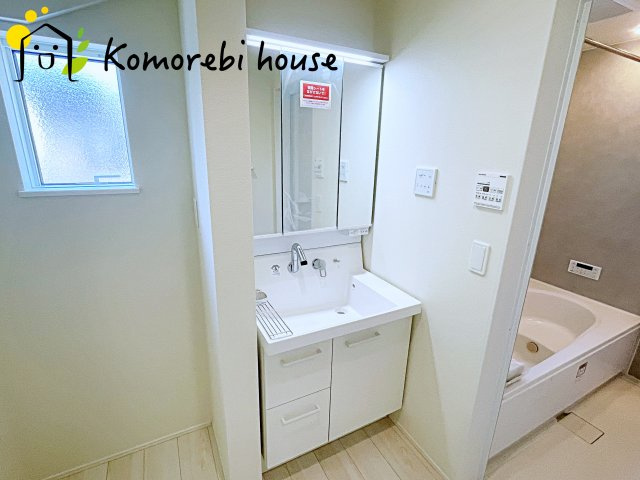 上尾市瓦葺　02期　新築一戸建て　リナージュ　01の独立洗面台|独立洗面台、朝の身支度には欠かせません