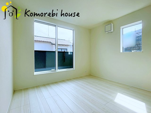 上尾市瓦葺　02期　新築一戸建て　リナージュ　01の寝室|広くて明るい寝室