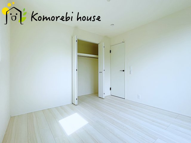 上尾市瓦葺　02期　新築一戸建て　リナージュ　01の寝室|広くて明るい寝室