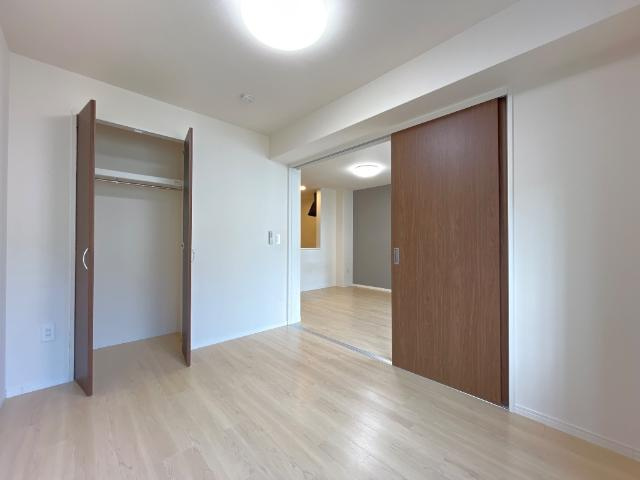 ディモーラ山崎の内装|洋室（LDK横）