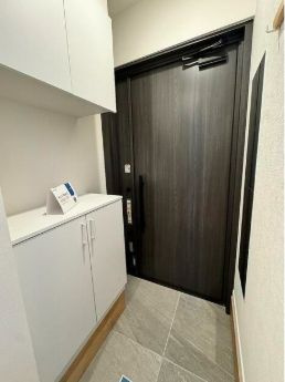 【玄関】 | 池袋本町1丁目住宅 | 明るい玄関です