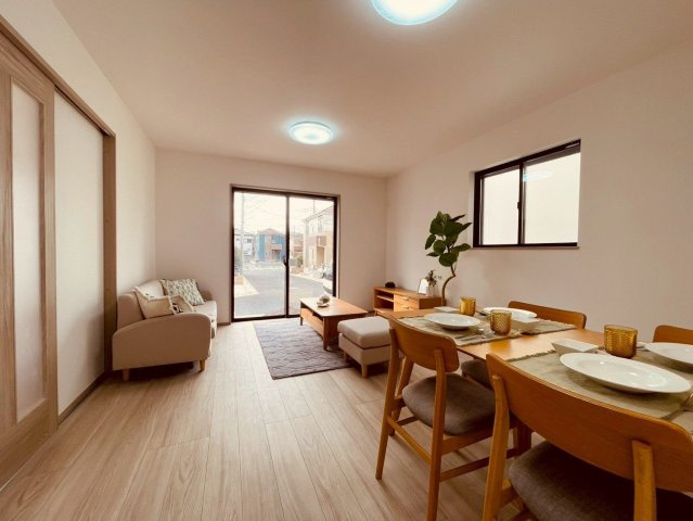 【間取り】 | 練馬区大泉町１丁目　新築戸建て　B号棟 | リビング階段を採用し、家族が自然と顔を合わせられる設計