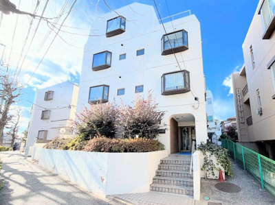 【外観】 | エクレール大倉山 | ◆爽やかな青空の下に贅沢なほどに降り注ぐ陽光、豊かな居住性と、クオリティが見事に調和した住空間は、住まうことの喜びを感じさせてくれます。ゆとりある広い敷地で開放的なお住まいです。