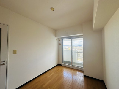 【寝室】 | エステム堺萩原天神 | 【洋室】穏やかな光が差し込む室内には、穏やかな時間が流れます。休日には、落ち着いた空間で自分の趣味を楽しむのはいかがですか。