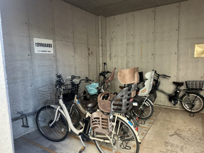 【駐輪場】 | エステム堺萩原天神 | 【駐輪場】屋根ございますので、雨で自転車が濡れないのは、嬉しいポイントですね！